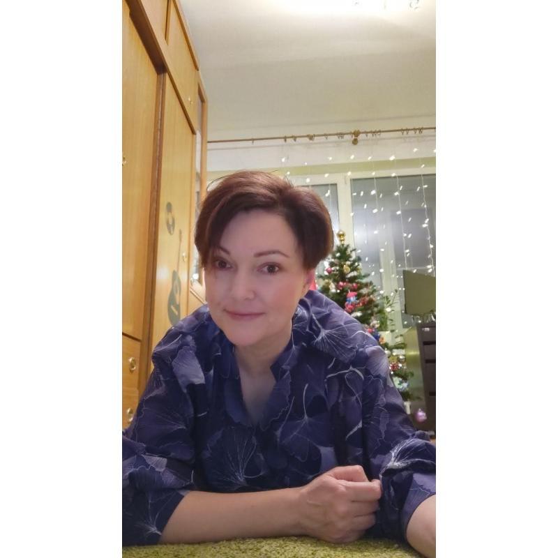 Худая Блондинка Очень Резво Крутится На Длинном Колу Всем Телом Худая Блондинка Очень Резво Крутится На Длинном Колу Всем Телом